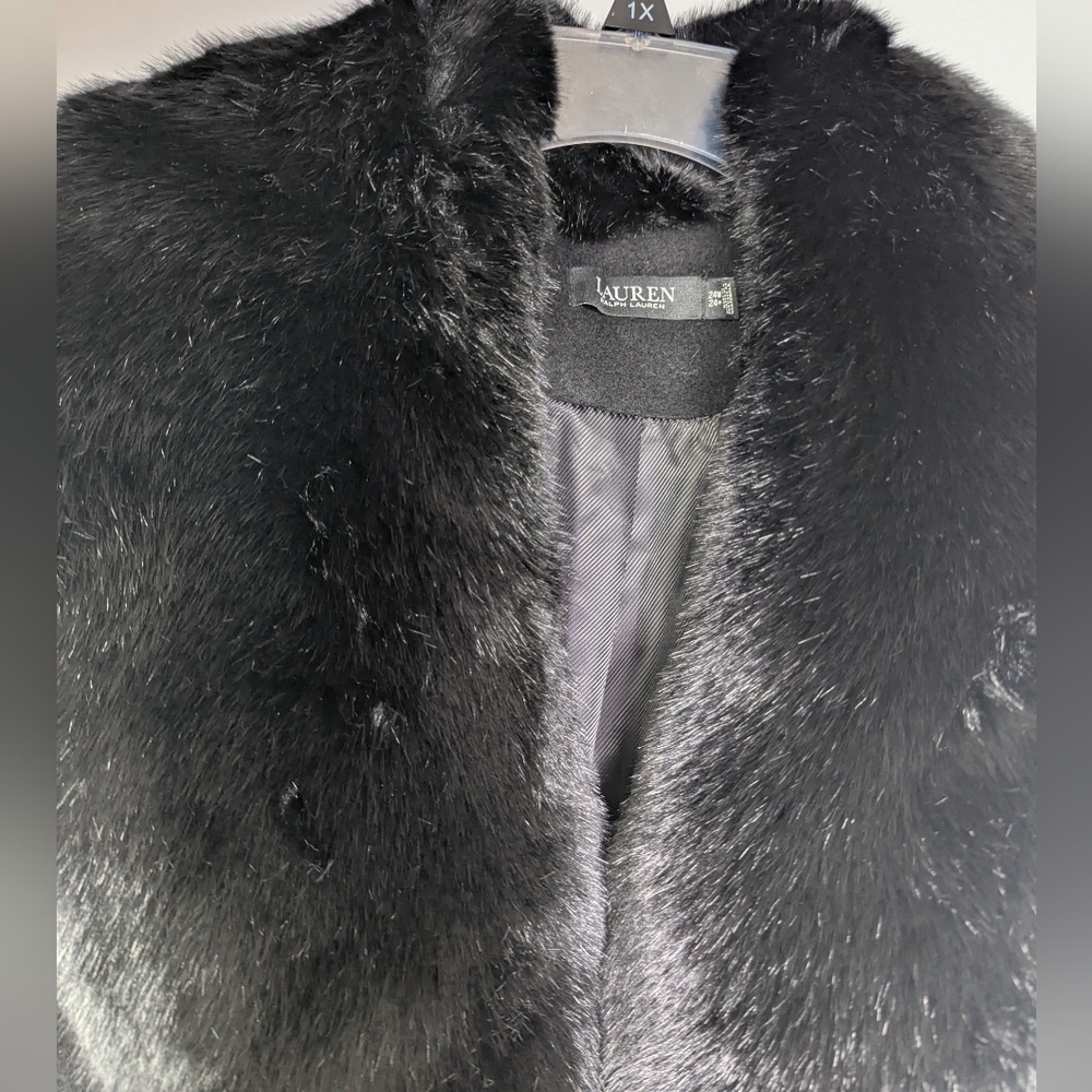 Elegant Black Coat with Faux Fur Collar - Picture 5 of 10